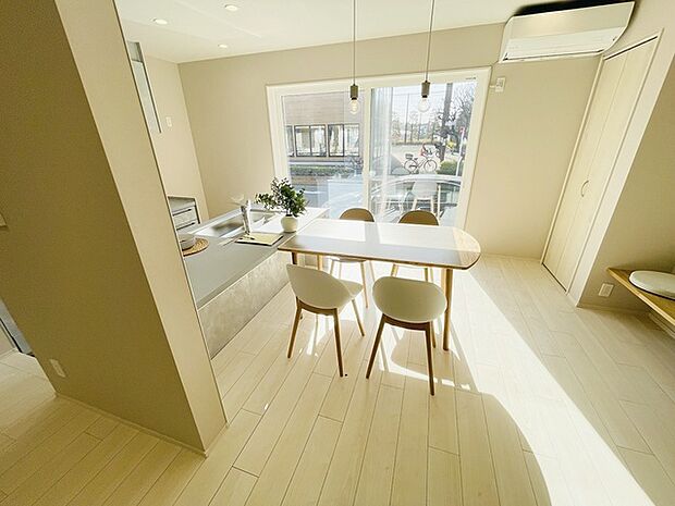 家族の集まるリビングは気持ちの良い自然光が差し込む団欒空間。室内のご見学予約も随時、受付中ですのでお気軽にお問合せください。 