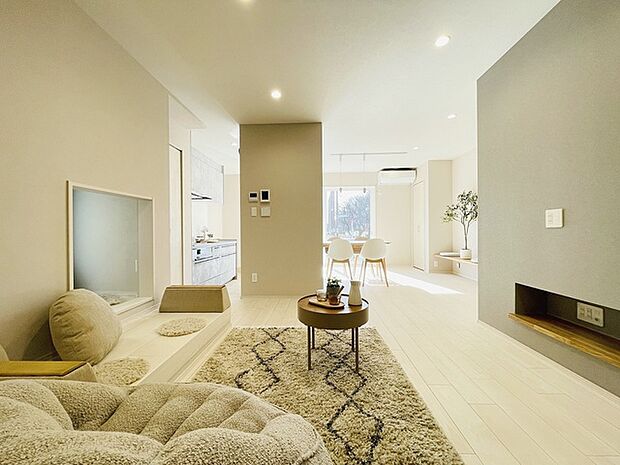 家族が一番集まる場所だから広々としつつも素敵な空間であって欲しい。みんながくつろぐリビングからキッチンまでが一つの空間のように繋がる間取り。 