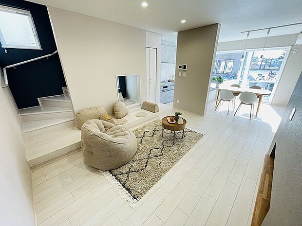 家族が一番集まる場所だから広々としつつも素敵な空間であって欲しい。みんながくつろぐリビングからキッチンまでが一つの空間のように繋がる間取り。 