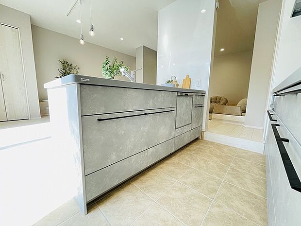 カウンターキッチンならではの開放的な見通し、全体が見渡せることでご家族の団欒スペースもより明るく笑顔が溢れる空間となります。 