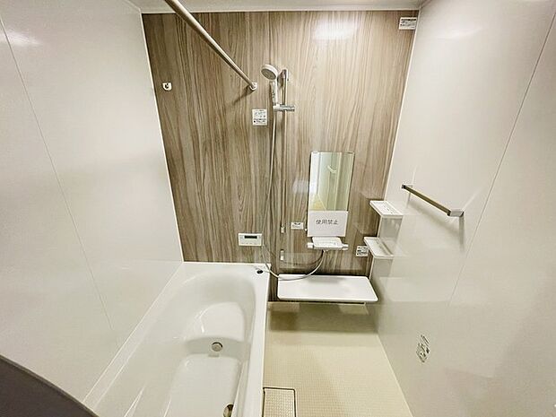 一日の疲れを癒してくれるゆったりとしたバスルームです。 