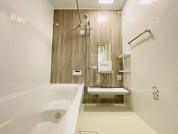 一日の疲れを癒してくれるゆったりとしたバスルームです。 