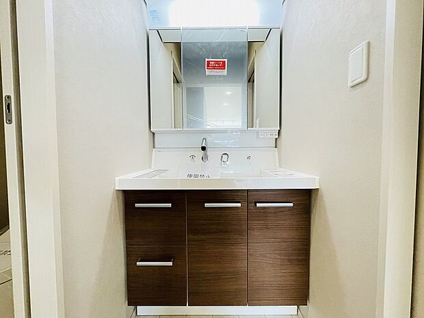 三面鏡に洗面台。 コンセントに照明機能、多機能性を備えた設備です。   