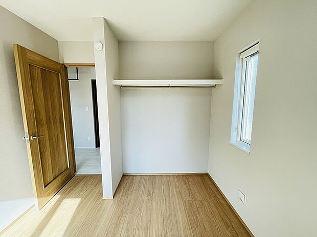 豊富な収納スペースもこの物件の特長の一つ。各所に収納が完備されており、生活をスッキリと整えることができます。 