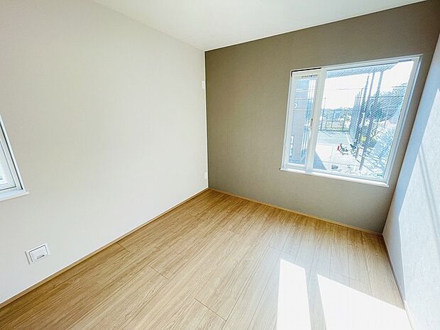 洋室はモダンなデザインと機能性を備え、快適な生活空間に。明るい窓から差し込む自然光が広々とした空間をさらに明るく開放的に感じさせます。  