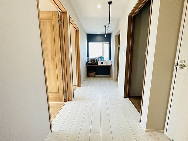 実際に室内をご見学頂くと生活のイメージが広がると思います。家具を置いたイメージや窓からの景色など。周辺で販売に出している物件も一緒にまとめてご見学頂き、比較する事もできます。