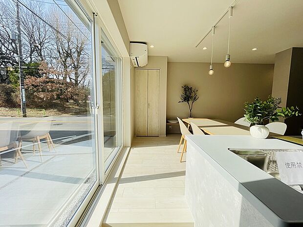 窓からの眺望です。実際に現地で眺望もご確認ください。 