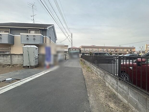安心して暮らすことのできる住宅街。 住宅地の道路は一般に交通量が少なく車などの騒音が少ないため、住民にとって静かな生活環境が提供されます。