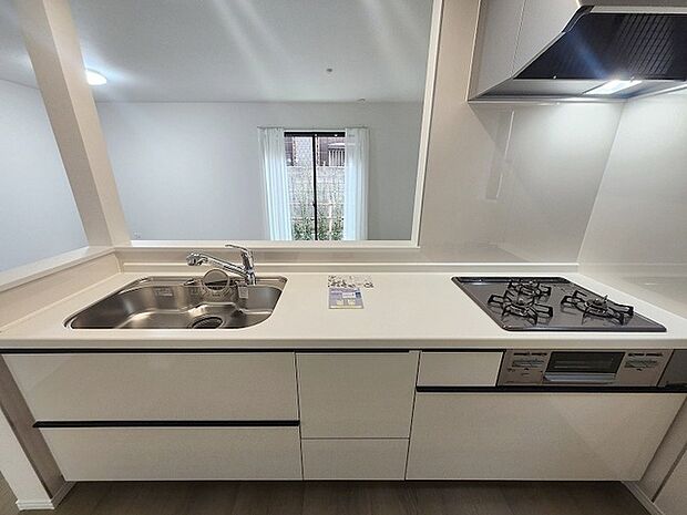 お料理をしながらリビングの家族やゲストとの会話が楽しめるカウンタータイプのキッチン。毎日のお料理を楽しく快適に。 