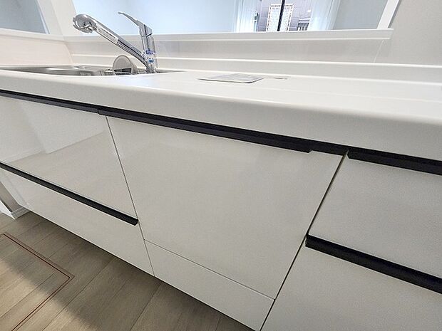 カウンターキッチンならではの開放的な見通し、全体が見渡せることでご家族の団欒スペースもより明るく笑顔が溢れる空間となります。 