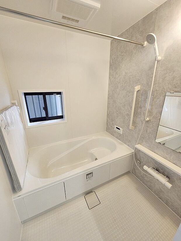 一日の疲れを癒してくれるゆったりとしたバスルームです。 