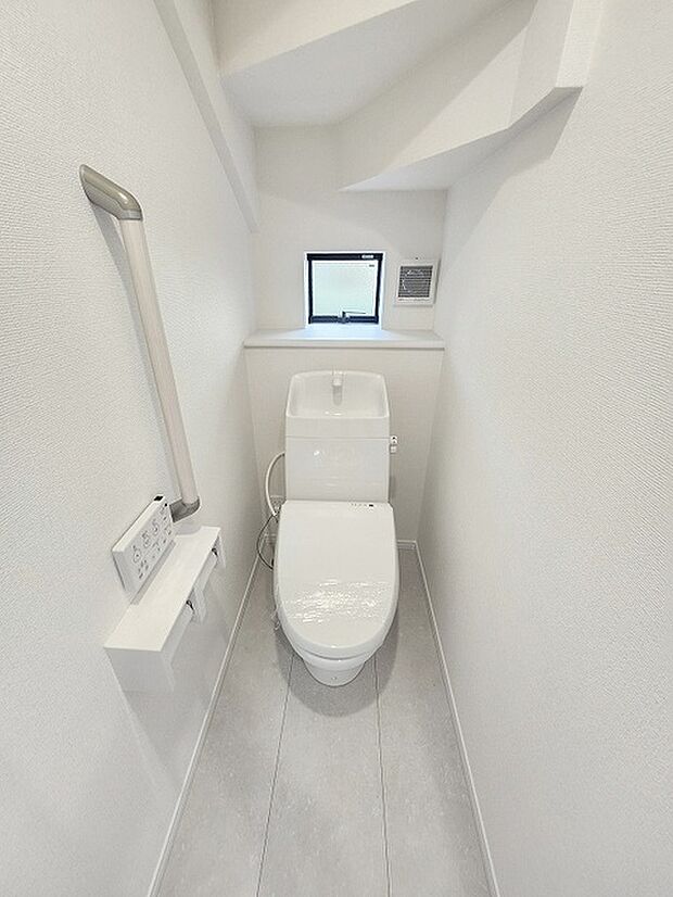 階段下を有効活用したトイレスペース。 便座はもちろんウォシュレット。  