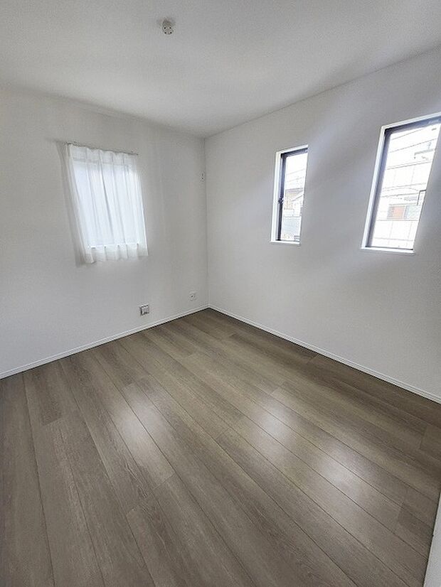 スタイリッシュなデザインと快適な居住性を兼ね備えた洋室。広々とした空間は、自分らしいインテリアを楽しむことができるほか、リラックスした時間を過ごすことができそうです。 