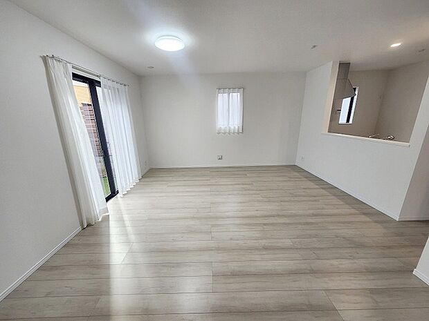 家族が食事するダイニングスペースをキッチンから見渡せる設計に。お料理をしながら家族とのコミュニケーションが増えそうな予感。