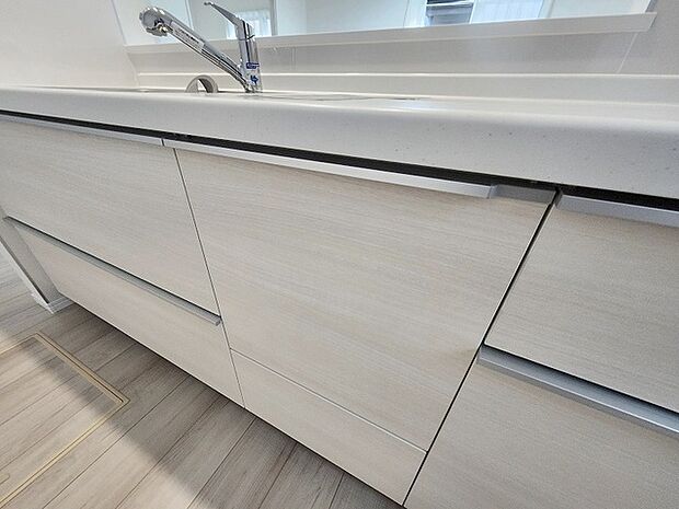 カウンターキッチンならではの開放的な見通し、全体が見渡せることでご家族の団欒スペースもより明るく笑顔が溢れる空間となります。