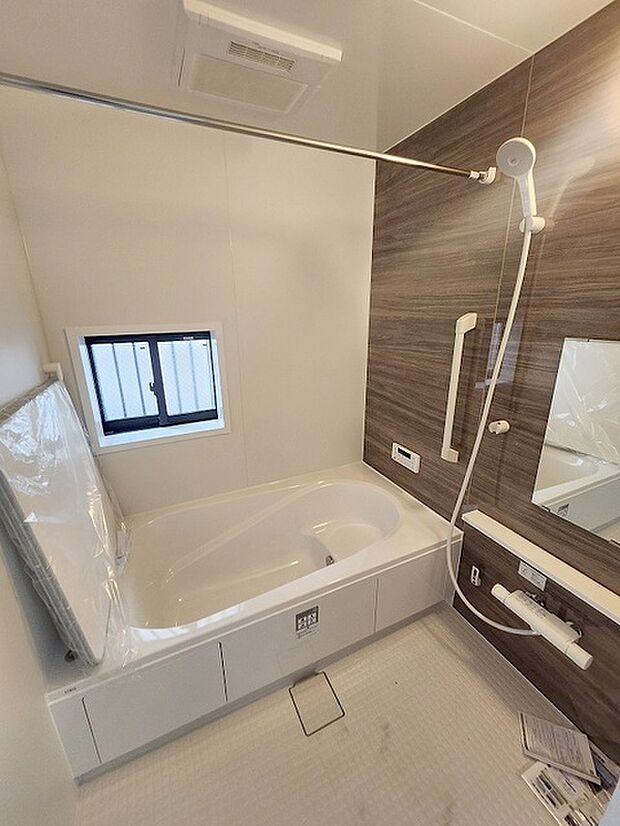 浴室乾燥機の他にも開口部のある浴室スペース。 お風呂上がりの湿気も、窓を開けておくことで改善可能。 お湯につかりながら、ちょっとした露天気分?