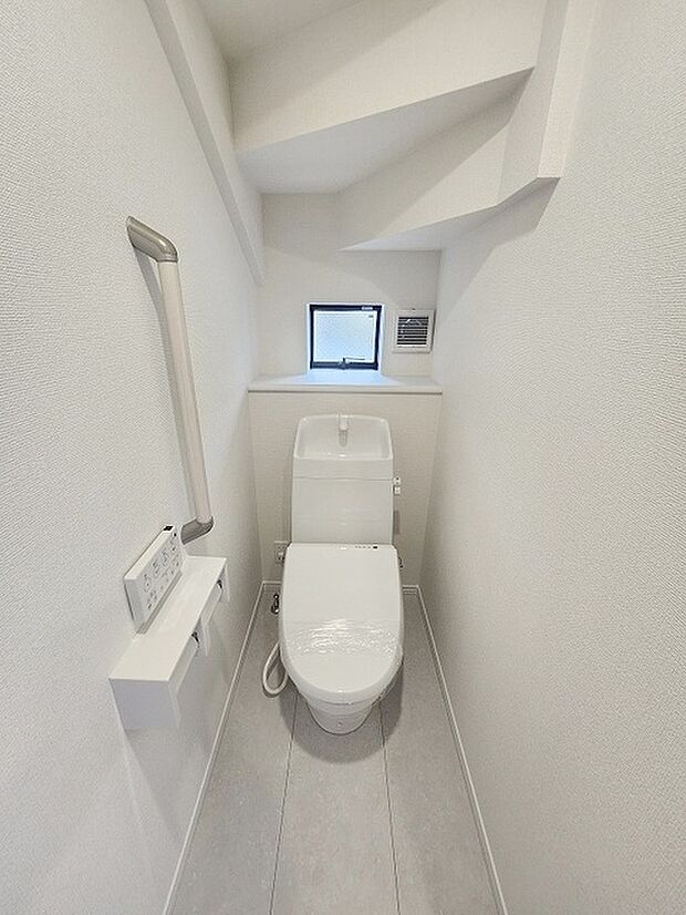 階段下を有効活用したトイレスペース。 便座はもちろんウォシュレット。