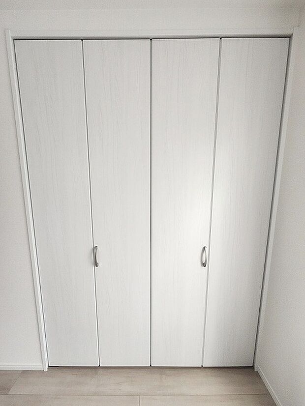 豊富な収納スペースもこの物件の特長の一つ。各所に収納が完備されており、生活をスッキリと整えることができます。 