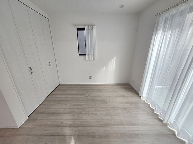 スマートなデザインと賢い収納が生活を快適にします。広々とした雰囲気を演出する工夫が施され、生活空間の魅力を引き出します。  