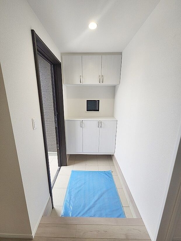 玄関は家の第一印象を左右する重要な場所。ほどよい広さとスタイリッシュな色遣いが印象的です。