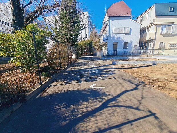 周辺は住宅が建ち並ぶ閑静な住宅街です。 
