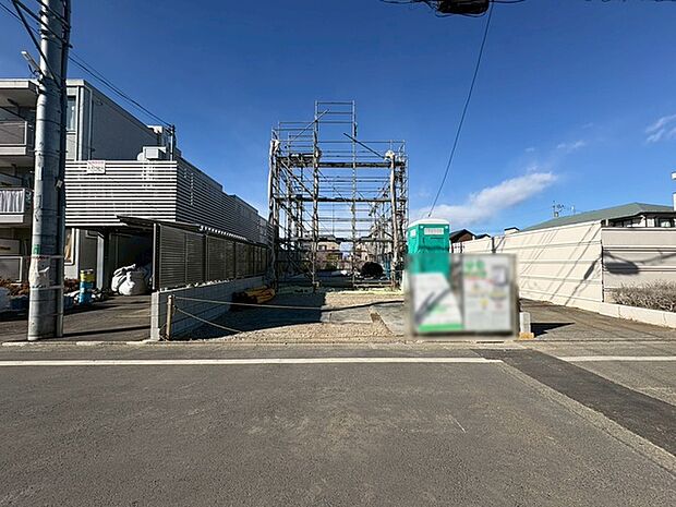 周辺の街並みの中で適度な主張、生活に溶け込むシンプルなデザインの外観が魅力の一戸建です。 