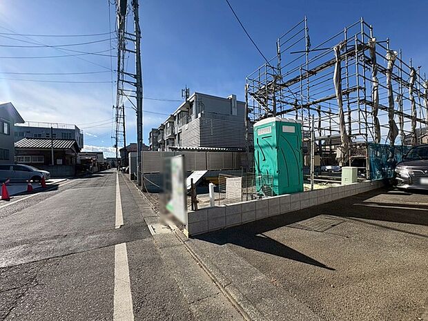 安心して暮らすことのできる住宅街。　住宅地の道路は一般に交通量が少なく車などの騒音が少ないため、住民にとって静かな生活環境が提供されます。 