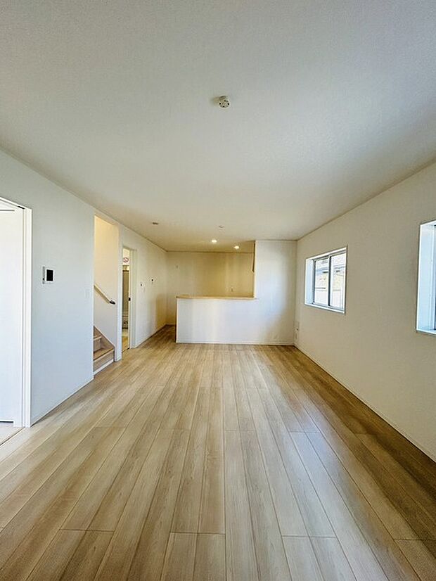 家族の集まるリビングは気持ちの良い自然光が差し込む団欒空間。室内のご見学予約も随時、受付中ですのでお気軽にお問合せください。 