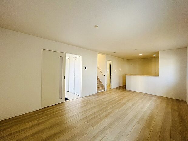 家族が食事するダイニングスペースをキッチンから見渡せる設計に。お料理をしながら家族とのコミュニケーションが増えそうな予感。 