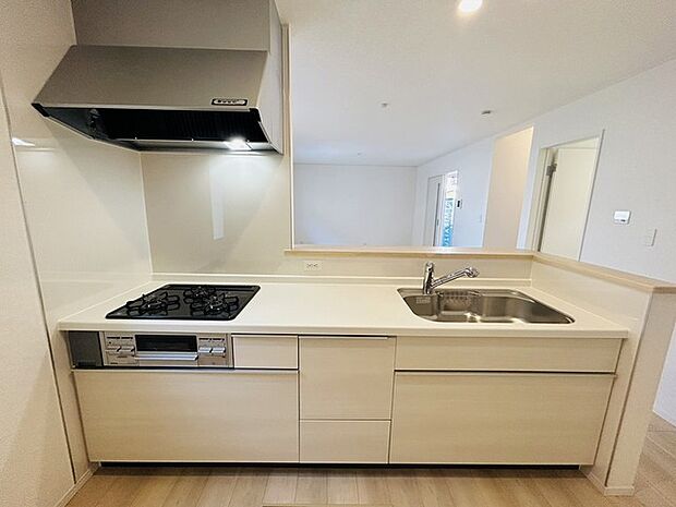 お料理をしながらリビングの家族やゲストとの会話が楽しめるカウンタータイプのキッチン。毎日のお料理を楽しく快適に。 