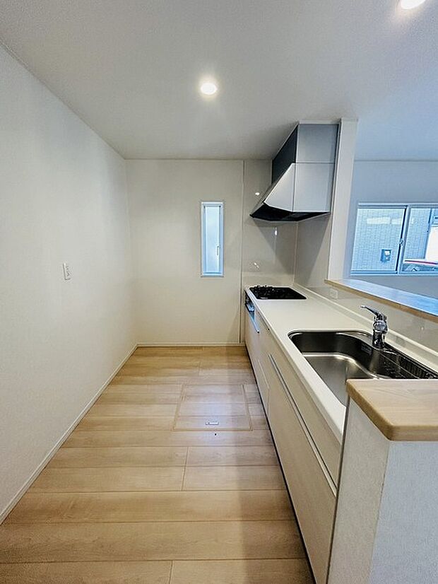 キッチンコンロスペースの近くには、空気の入れ替えが可能な開口部を設置！！ お料理をする際には、換気扇を回しながら匂いが籠らない様に開放してお料理もお楽しみ頂けます。 