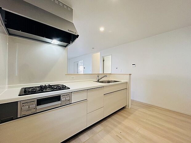 カウンターキッチンならではの開放的な見通し、全体が見渡せることでご家族の団欒スペースもより明るく笑顔が溢れる空間となります。 