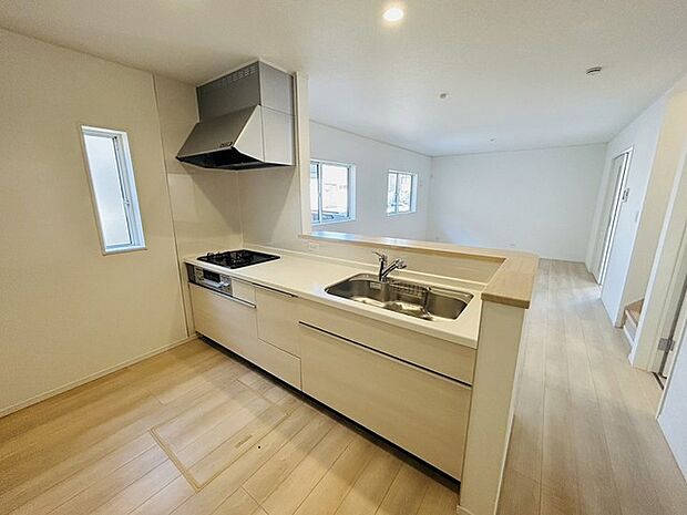 お料理をしながらリビングの家族やゲストとの会話が楽しめるカウンタータイプのキッチン。毎日のお料理を楽しく快適に。 