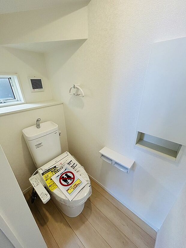 階段下を有効活用したトイレスペース。 便座はもちろんウォシュレット。  