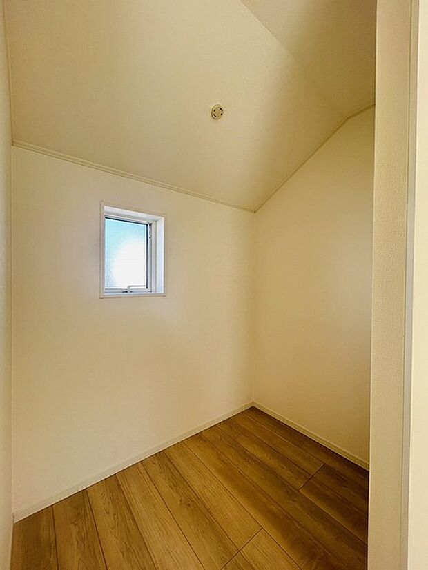 収納スペースがたっぷりと確保されたこの物件では、生活をより快適に送ることができます。