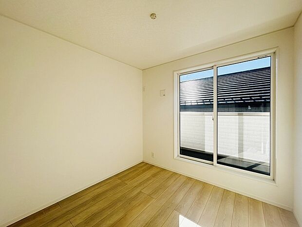 洋室はモダンなデザインと機能性を備え、快適な生活空間に。明るい窓から差し込む自然光が広々とした空間をさらに明るく開放的に感じさせます。  