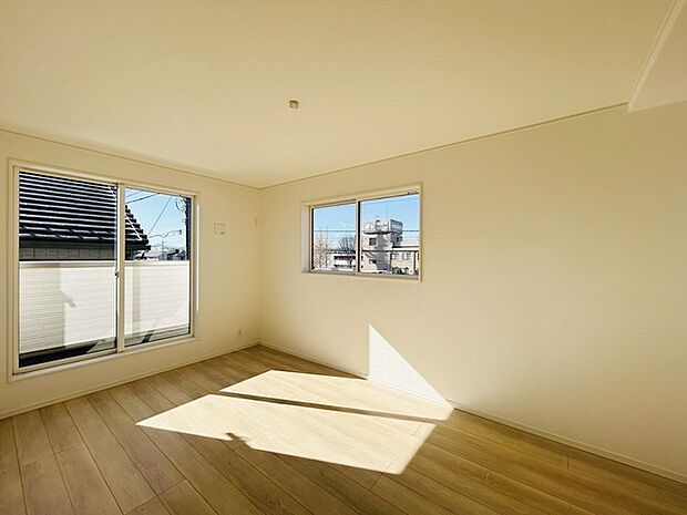 スタイリッシュなデザインと快適な居住性を兼ね備えた洋室。広々とした空間は、自分らしいインテリアを楽しむことができるほか、リラックスした時間を過ごすことができそうです。 