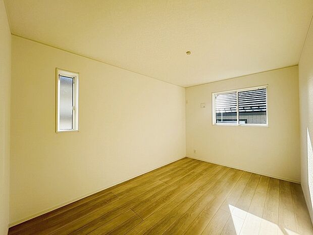 スマートなデザインと賢い収納が生活を快適にします。広々とした雰囲気を演出する工夫が施され、生活空間の魅力を引き出します。  