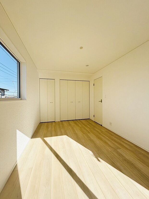 実際に室内をご見学頂くと生活のイメージが広がると思います。家具を置いたイメージや窓からの景色など。周辺で販売に出している物件も一緒にまとめてご見学頂き、比較する事もできます。