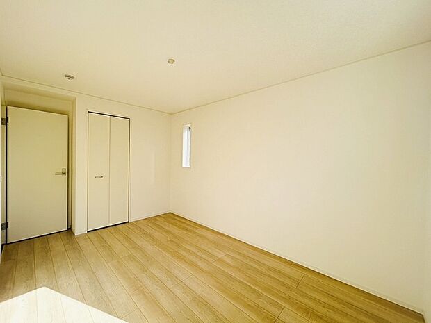 洋室はモダンなデザインと機能性を備え、快適な生活空間に。明るい窓から差し込む自然光が広々とした空間をさらに明るく開放的に感じさせます。  