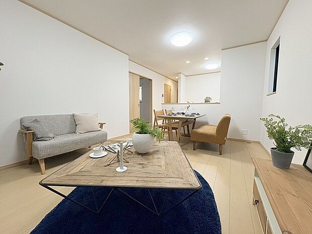 家族の集まるリビングは気持ちの良い自然光が差し込む団欒空間。室内のご見学予約も随時、受付中ですのでお気軽にお問合せください。 