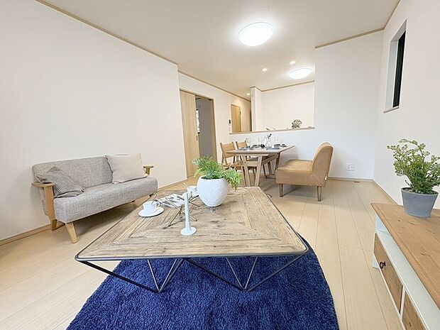 家族の集まるリビングは気持ちの良い自然光が差し込む団欒空間。室内のご見学予約も随時、受付中ですのでお気軽にお問合せください。 