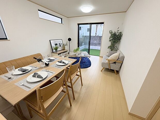 家族が食事するダイニングスペースをキッチンから見渡せる設計に。お料理をしながら家族とのコミュニケーションが増えそうな予感。 