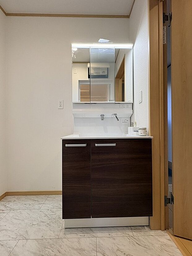 三面鏡に洗面台。 コンセントに照明機能、多機能性を備えた設備です。  