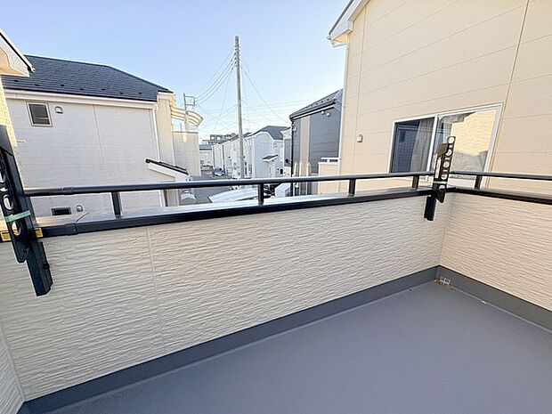 季節の変化や天気の良い日には、バルコニーでの時間が心地よく、気分をリフレッシュさせることができます。 