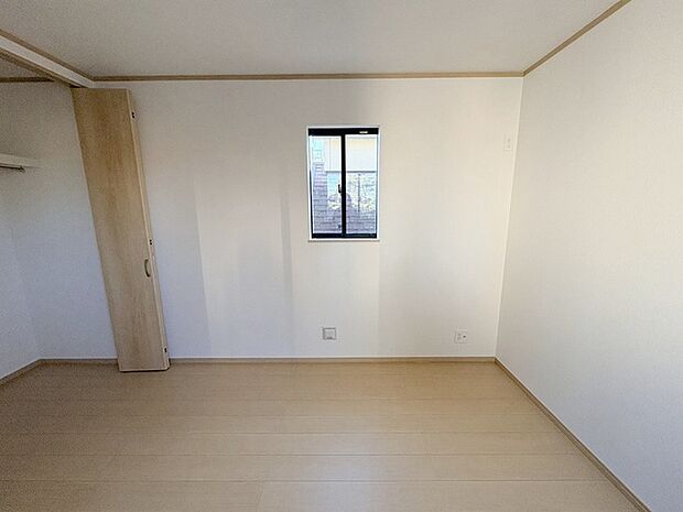 洋室はモダンなデザインと機能性を備え、快適な生活空間に。明るい窓から差し込む自然光が広々とした空間をさらに明るく開放的に感じさせます。  