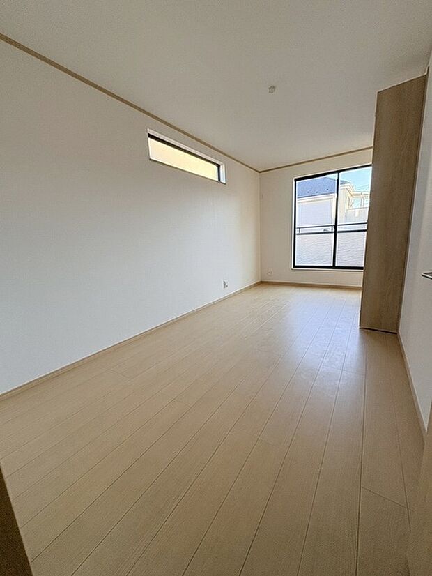 実際に室内をご見学頂くと生活のイメージが広がると思います。家具を置いたイメージや窓からの景色など。周辺で販売に出している物件も一緒にまとめてご見学頂き、比較する事もできます。