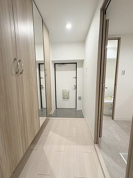玄関は家の第一印象を左右する重要な場所。ほどよい広さとスタイリッシュな色遣いが印象的です。