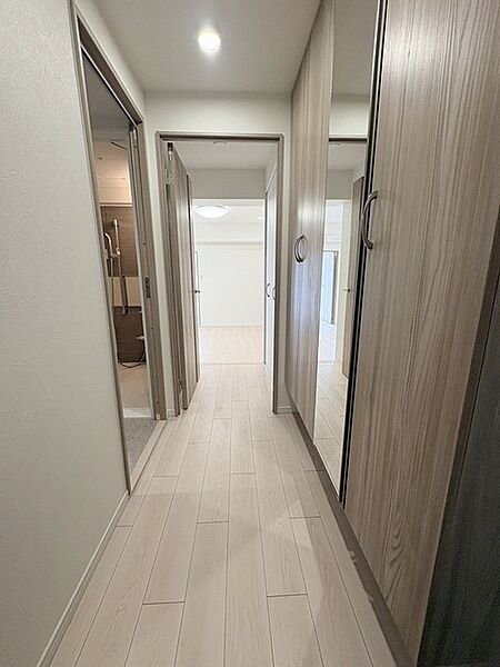 実際に室内をご見学頂くと生活のイメージが広がると思います。家具を置いたイメージや窓からの景色など。周辺で販売に出している物件も一緒にまとめてご見学頂き、比較する事もできます。
