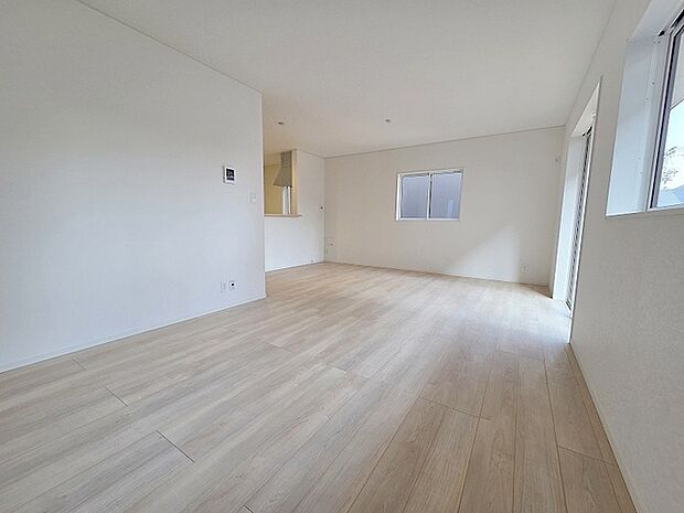 家族が食事するダイニングスペースをキッチンから見渡せる設計に。お料理をしながら家族とのコミュニケーションが増えそうな予感。